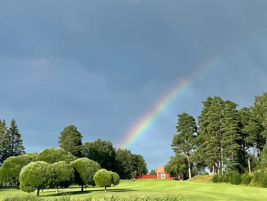 sateenkaari golfkentän laidalla
